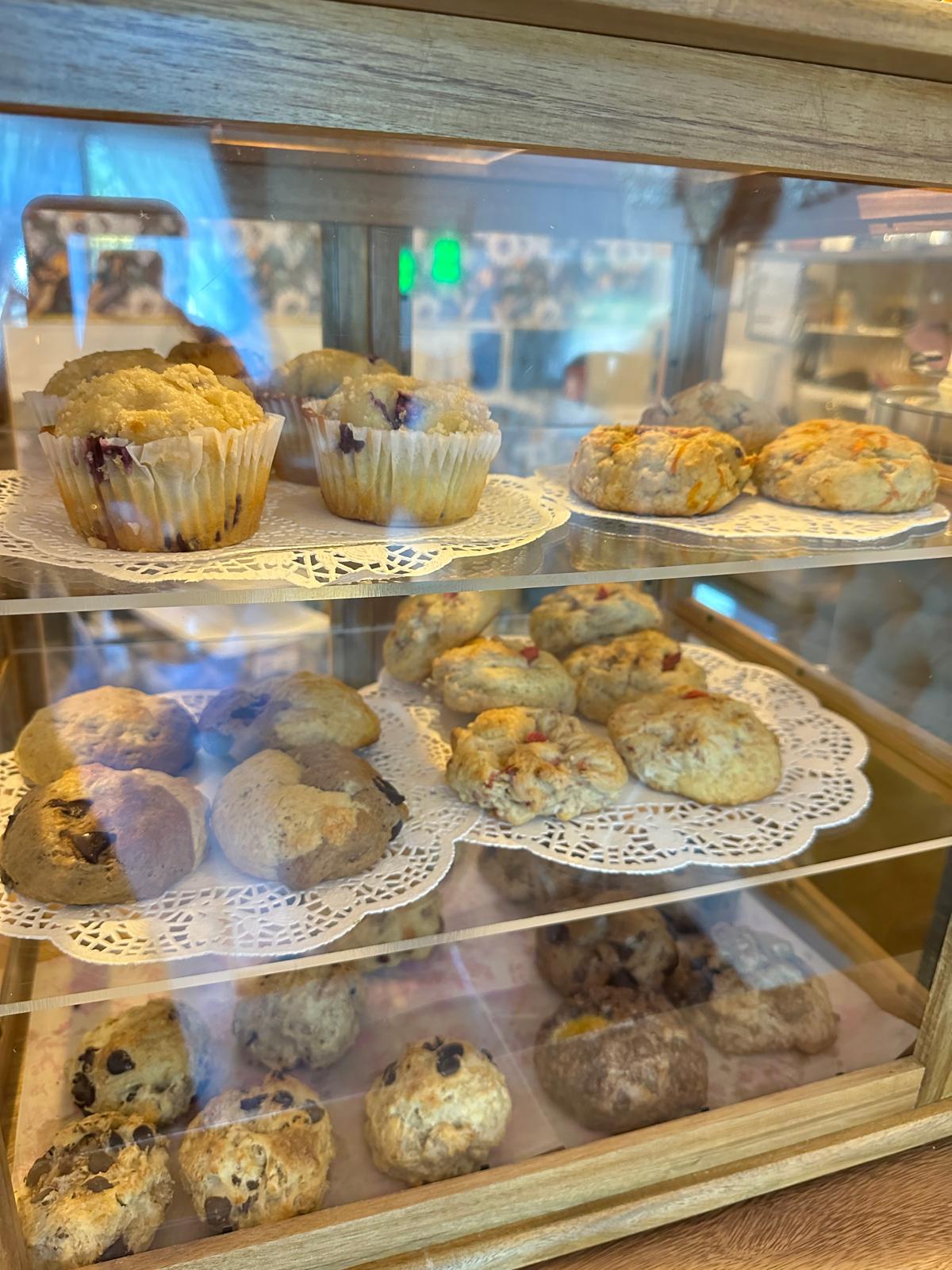 Vitrina de galletas de masa madre y scones de Huitzitzilin Cafe